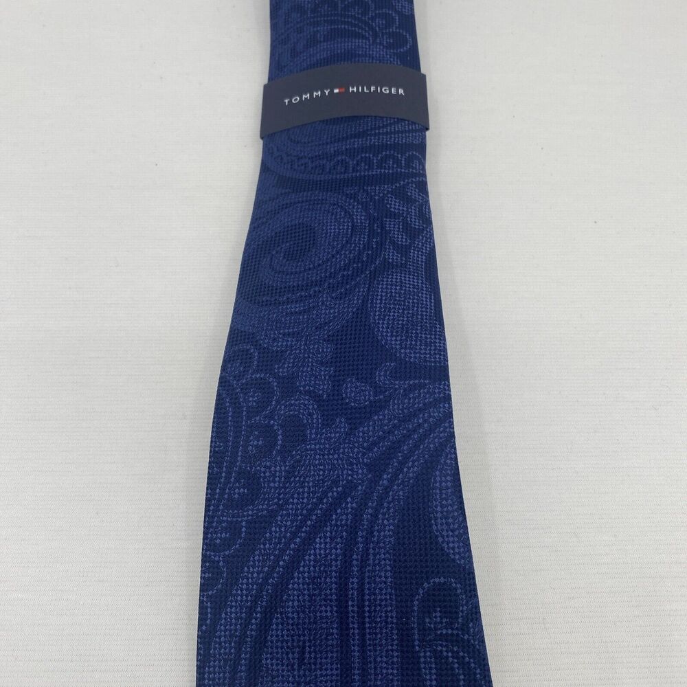 $69.50 Tommy Hilfiger Mens Necktie Textured Paisley Navy Tie NWT - Picture 2 of 4